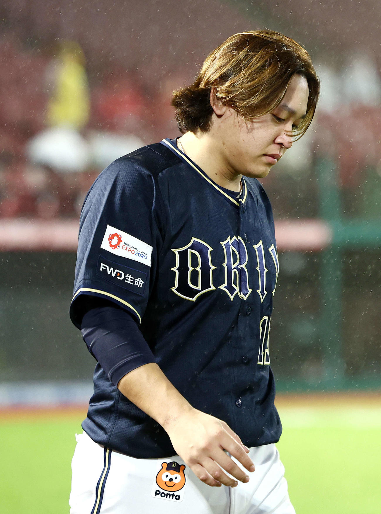 楽天対オリックス　悪天候でコールドゲームとなり、規定投球回に届かず浮かない表情であいさつに向かうオリックス宮城（撮影・河田真司）