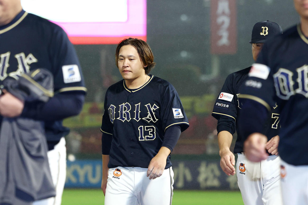 楽天対オリックス　悪天候でコールドゲームとなり、規定投球回に届かず浮かない表情で引き揚げるオリックス宮城（撮影・河田真司）