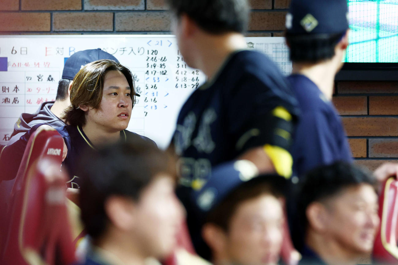 楽天対オリックス　7回表オリックス1死、雨が強まり一時中断となり、グラウンドを見つめる宮城（撮影・河田真司）
