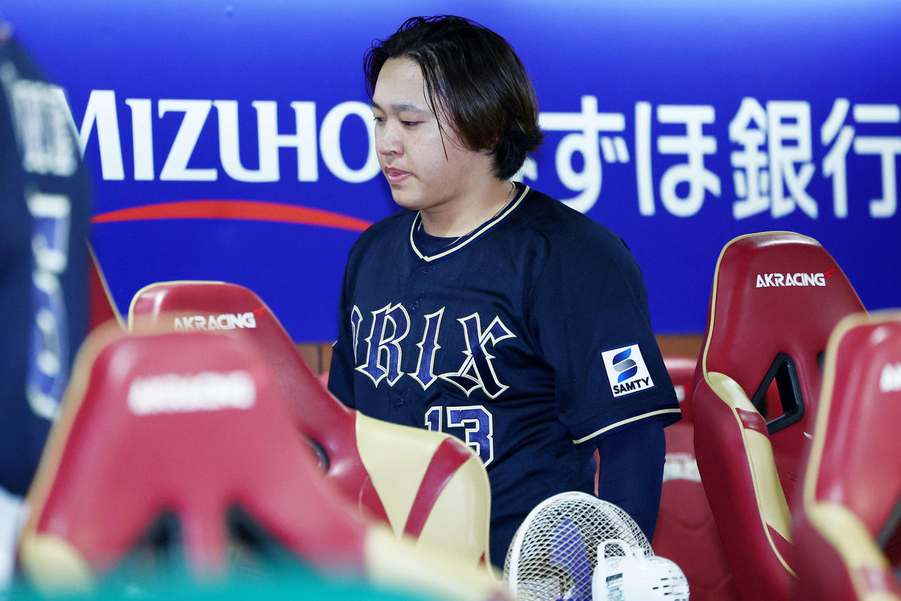 楽天対オリックス　悪天候でコールドゲームとなり、規定投球回に届かず浮かない表情で引き揚げるオリックス宮城（撮影・河田真司）