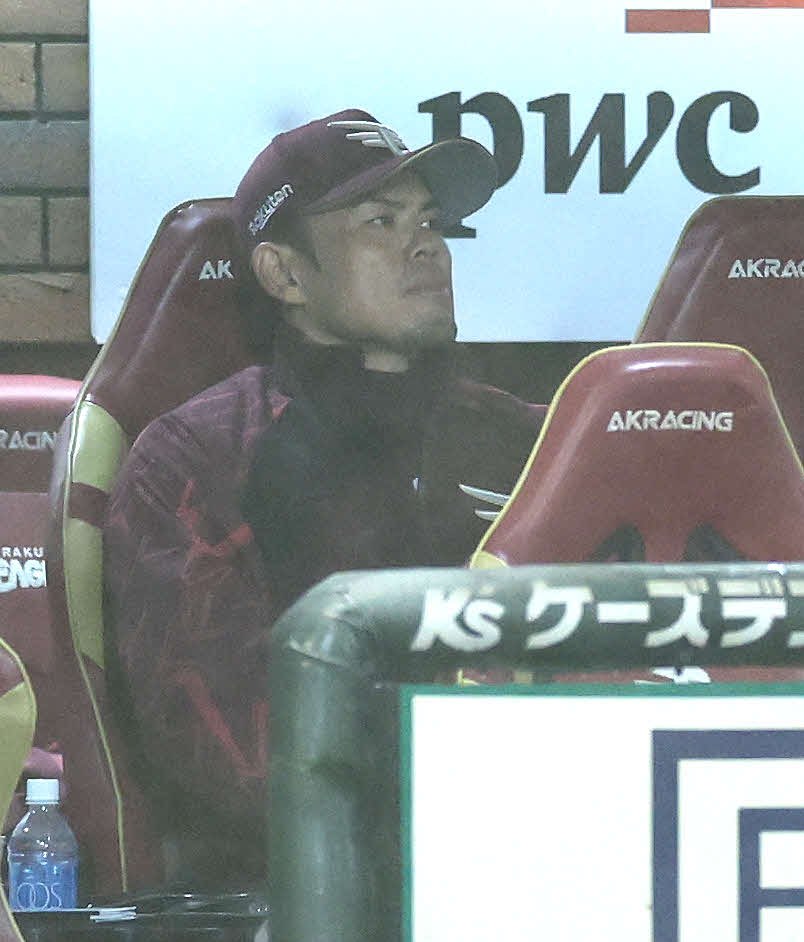 楽天対オリックス　2回表、戦況を見守る今江監督（撮影・河田真司）