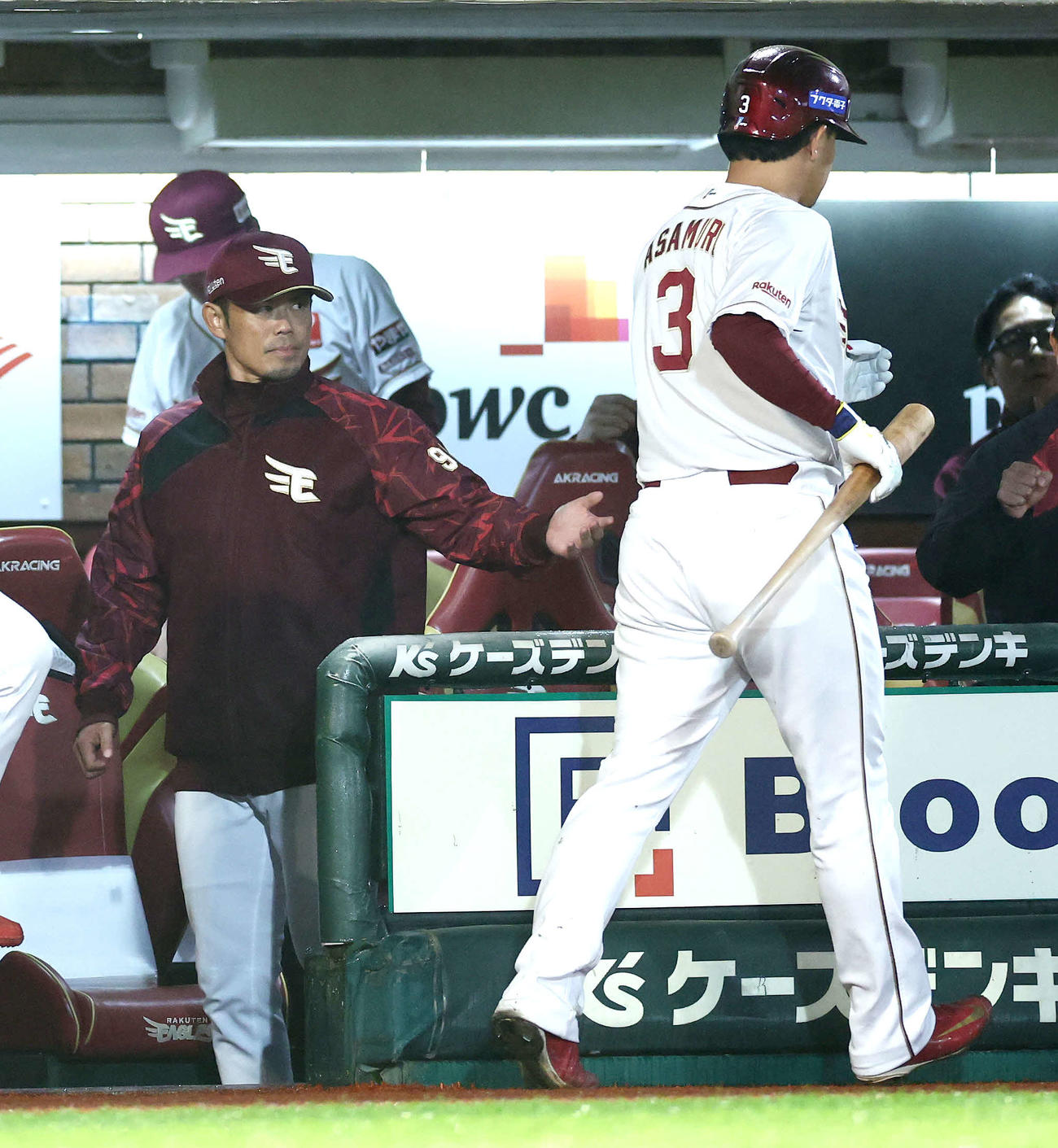 楽天対オリックス　4回裏楽天1死一、三塁、中犠飛でベンチに戻る浅村（右）を迎える今江監督（撮影・河田真司）