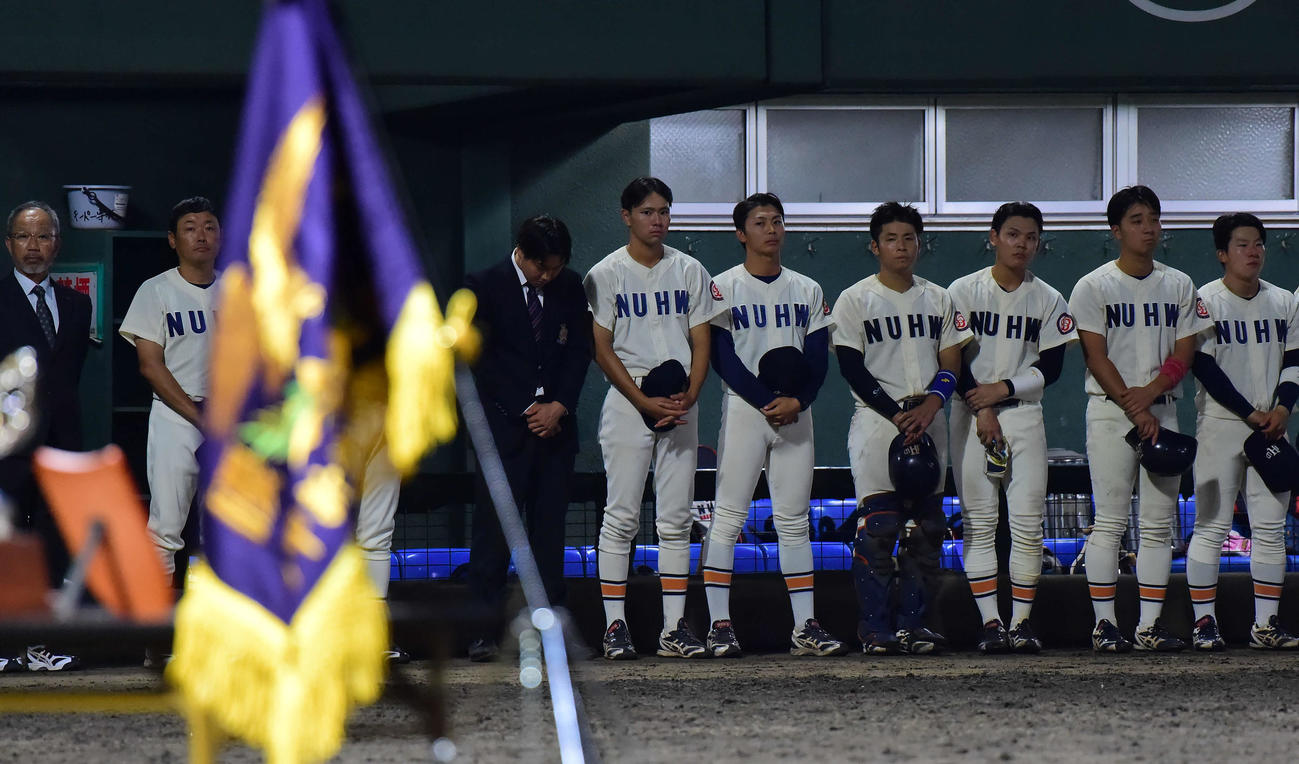 白鴎大対新潟医療福祉大　悔しそうな表情で白鴎大の表彰式を見つめる新潟医療福祉大ナイン