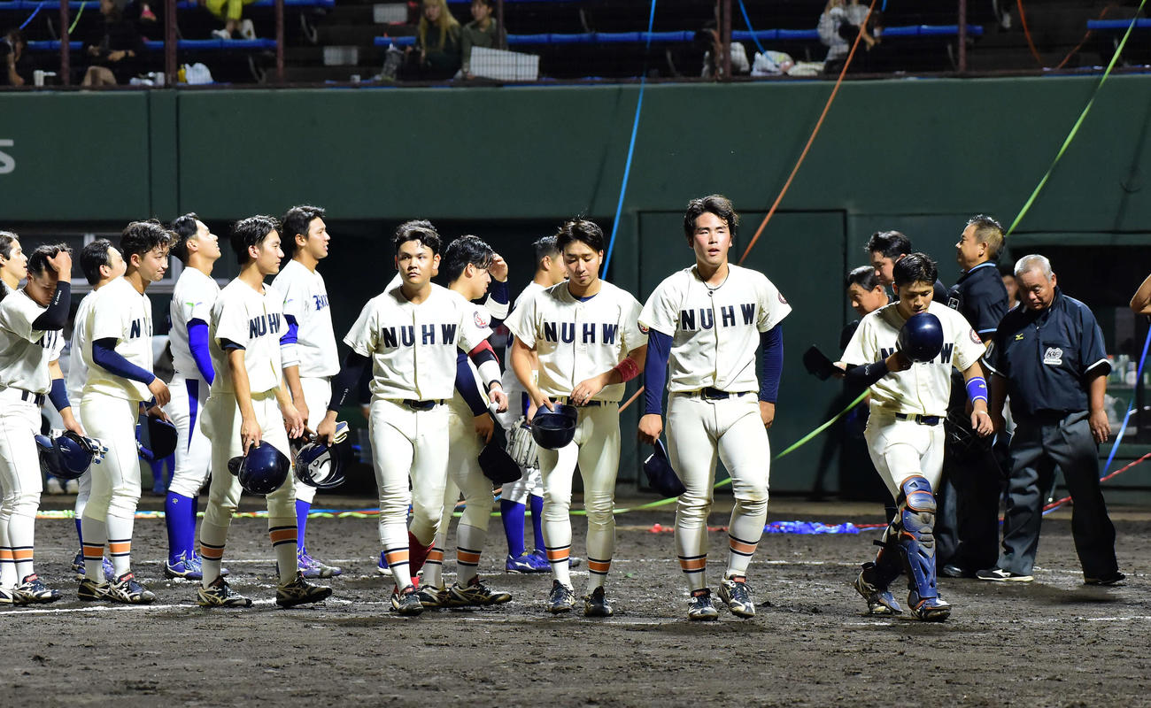 白鴎大対新潟医療福祉大　初優勝を逃し、肩を落とす新潟医療福祉大ナイン