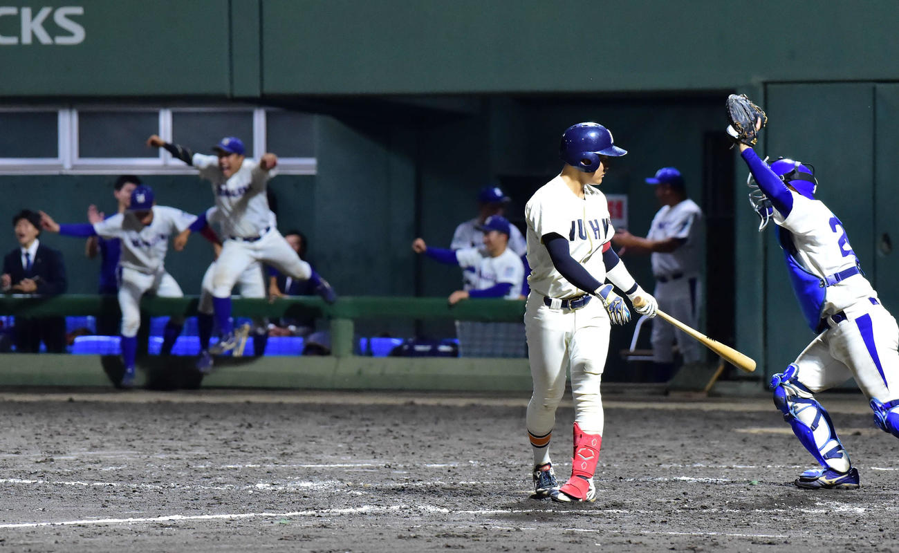 白鴎大対新潟医療福祉大　9回裏2死、新潟医療福祉大・佐藤が空振り三振に倒れ、白鴎大の優勝が決まる