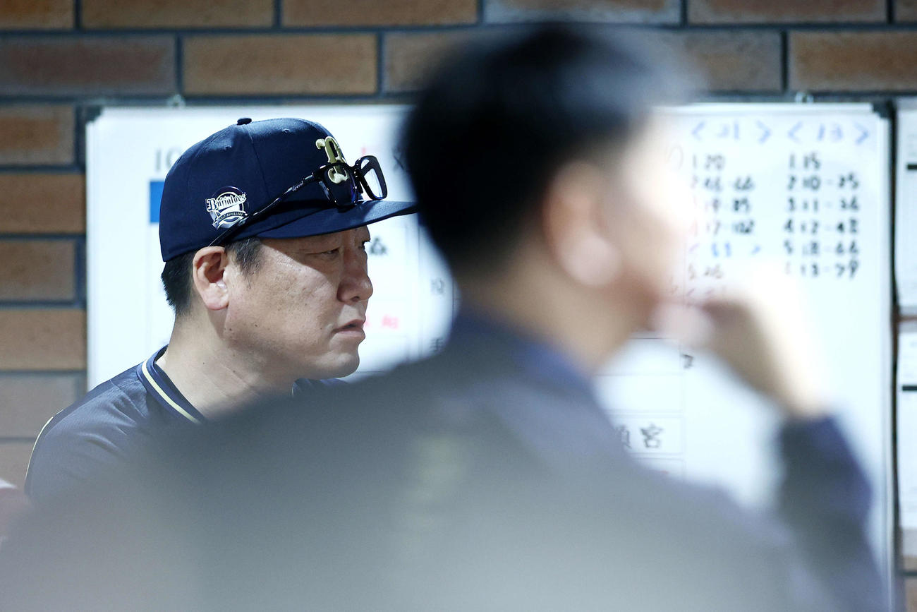 楽天対オリックス　7回表オリックス1死、一時中断となり、険しい表情を見せる中嶋監督（撮影・河田真司）