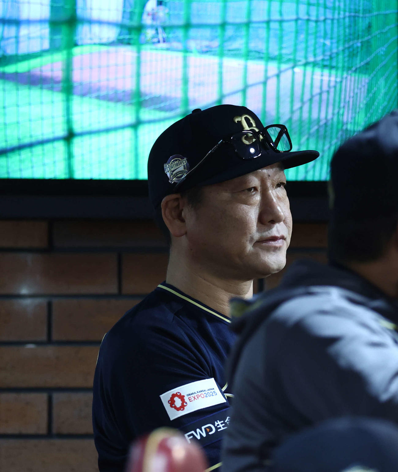 楽天対オリックス　2回表、戦況を見守る中嶋監督（撮影・河田真司）