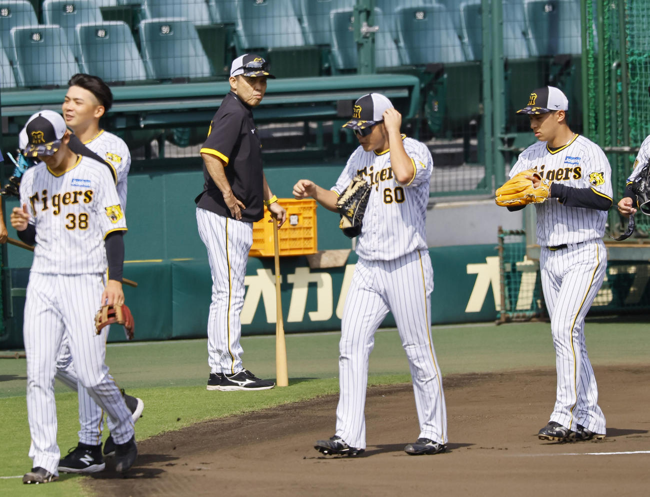 選手を見つめる阪神岡田監督（中央）（撮影・藤尾明華）