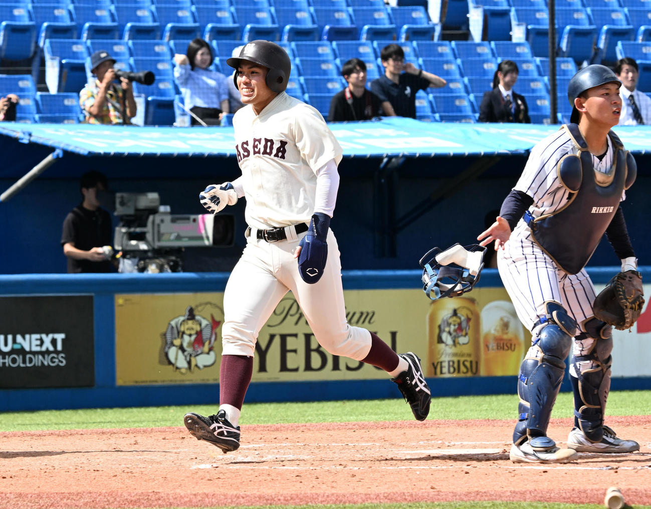 東京6大学野球秋季リーグ戦　立大対早大　4回裏早大2死一、二塁　山県秀の勝ち越しの適時二塁打で生還する二走梅村。捕手戸丸（撮影・千葉一成）