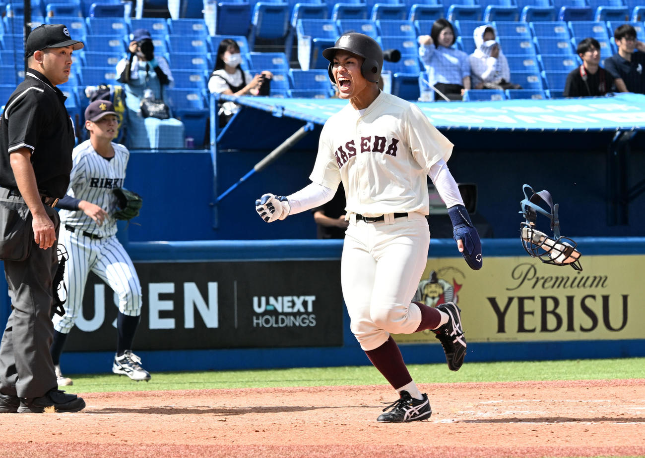 東京6大学野球秋季リーグ戦　立大対早大　4回裏早大2死一、二塁　山県秀の勝ち越しの適時二塁打で生還する二走梅村（撮影・千葉一成）