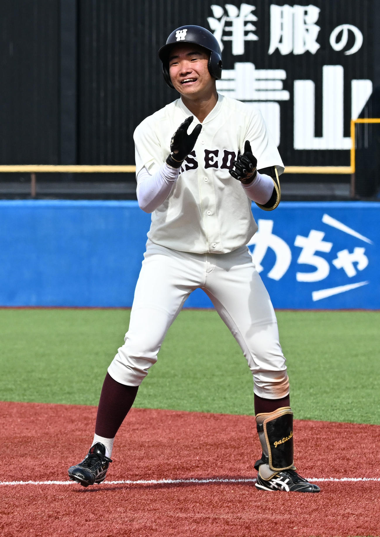 東京6大学野球秋季リーグ戦　立大対早大　6回裏早大1死一、二塁　投前にバントを決め、満塁とし、手をたたいて喜ぶ山県（撮影・千葉一成）