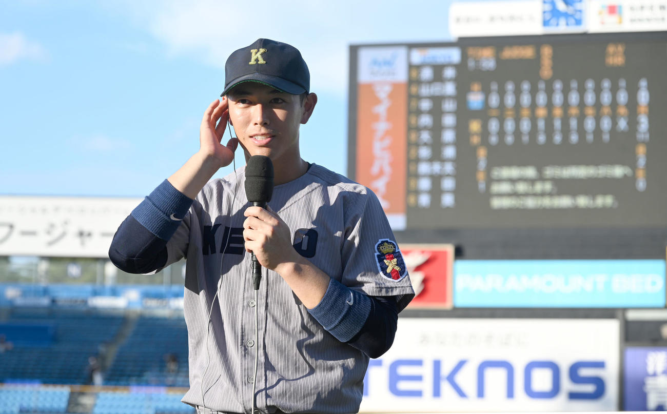 東京6大学野球春季リーグ戦　試合を終え、インタビューに応じる慶大・清原（撮影・千葉一成）
