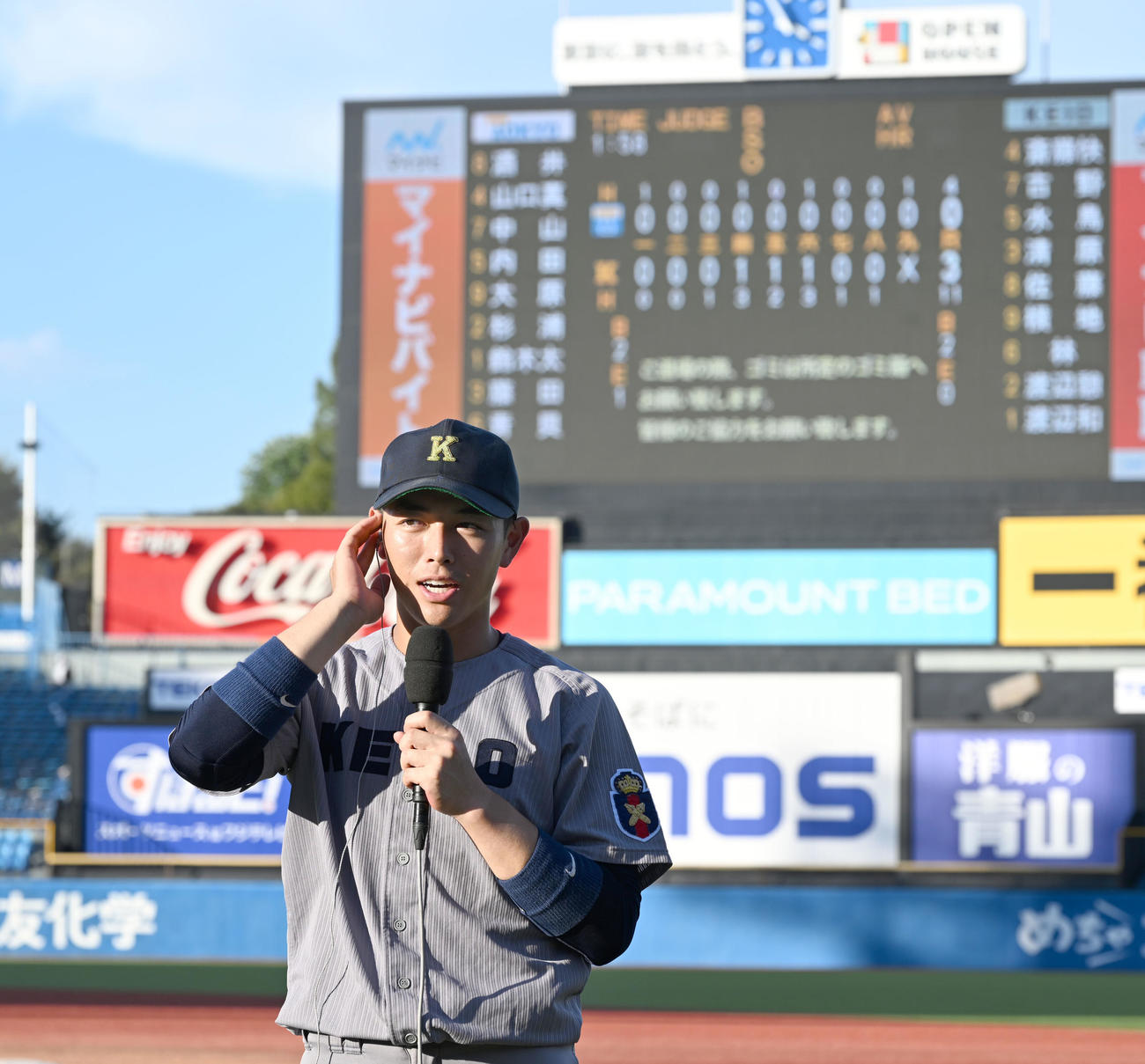 東京6大学野球春季リーグ戦　試合を終え、インタビューに応じる慶大・清原（撮影・千葉一成）