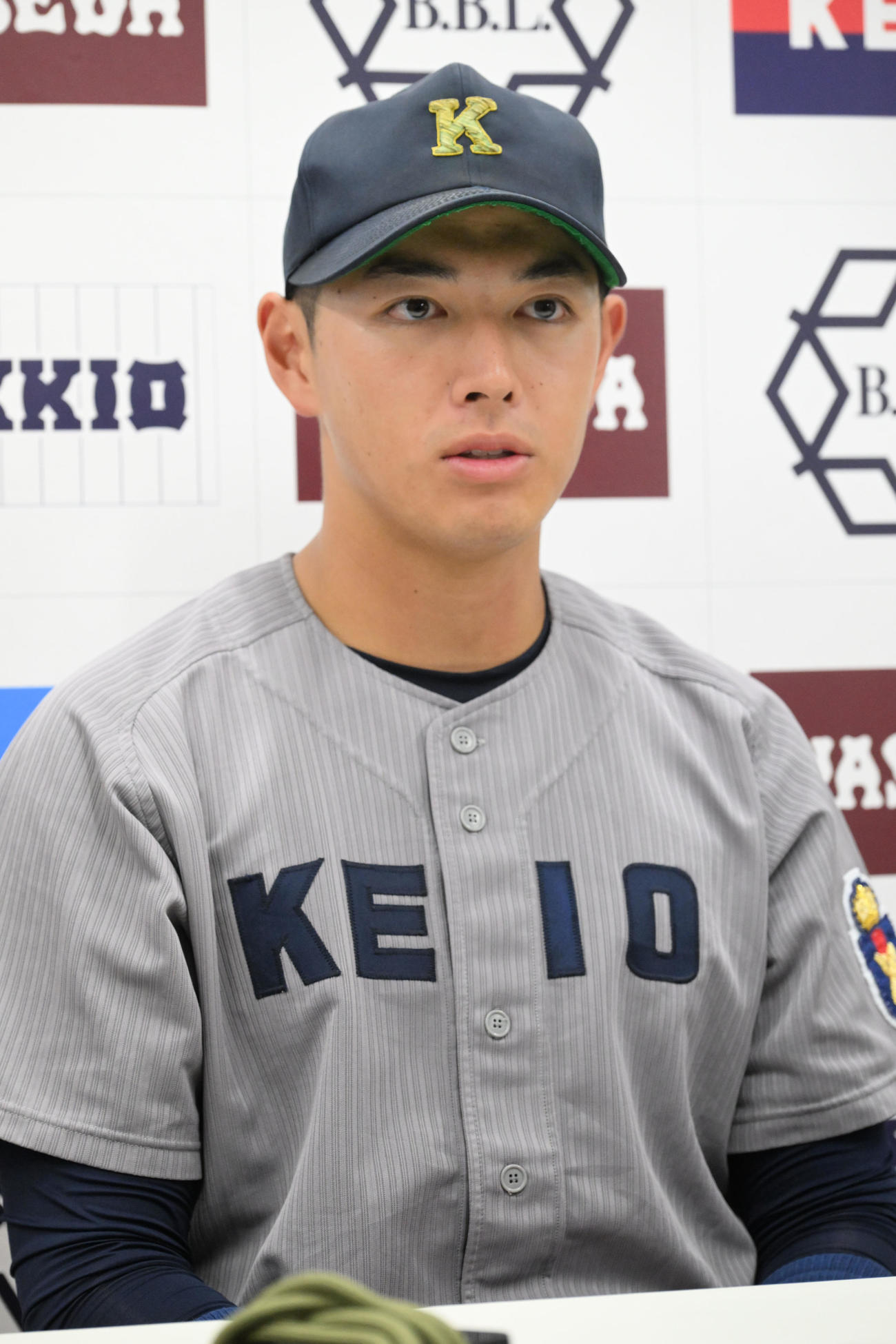 東京6大学野球春季リーグ戦　試合を終え、取材に応じる慶大・清原（撮影・千葉一成）