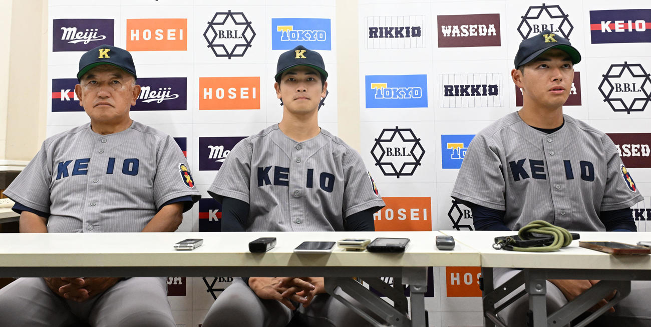 東京6大学野球春季リーグ戦　試合を終え、取材に応じる、左から慶大・堀井監督、渡辺和、清原（撮影・千葉一成）