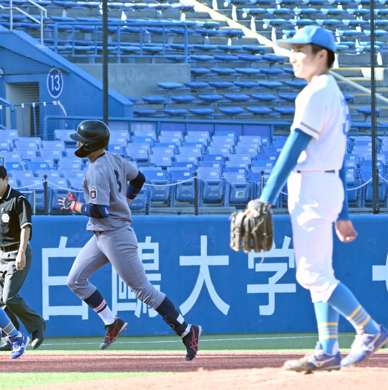東京6大学野球春季リーグ戦　慶大対東大　4回裏慶応無死、渡辺向輝（右）から左越えに先制本塁打を放った清原（撮影・千葉一成）