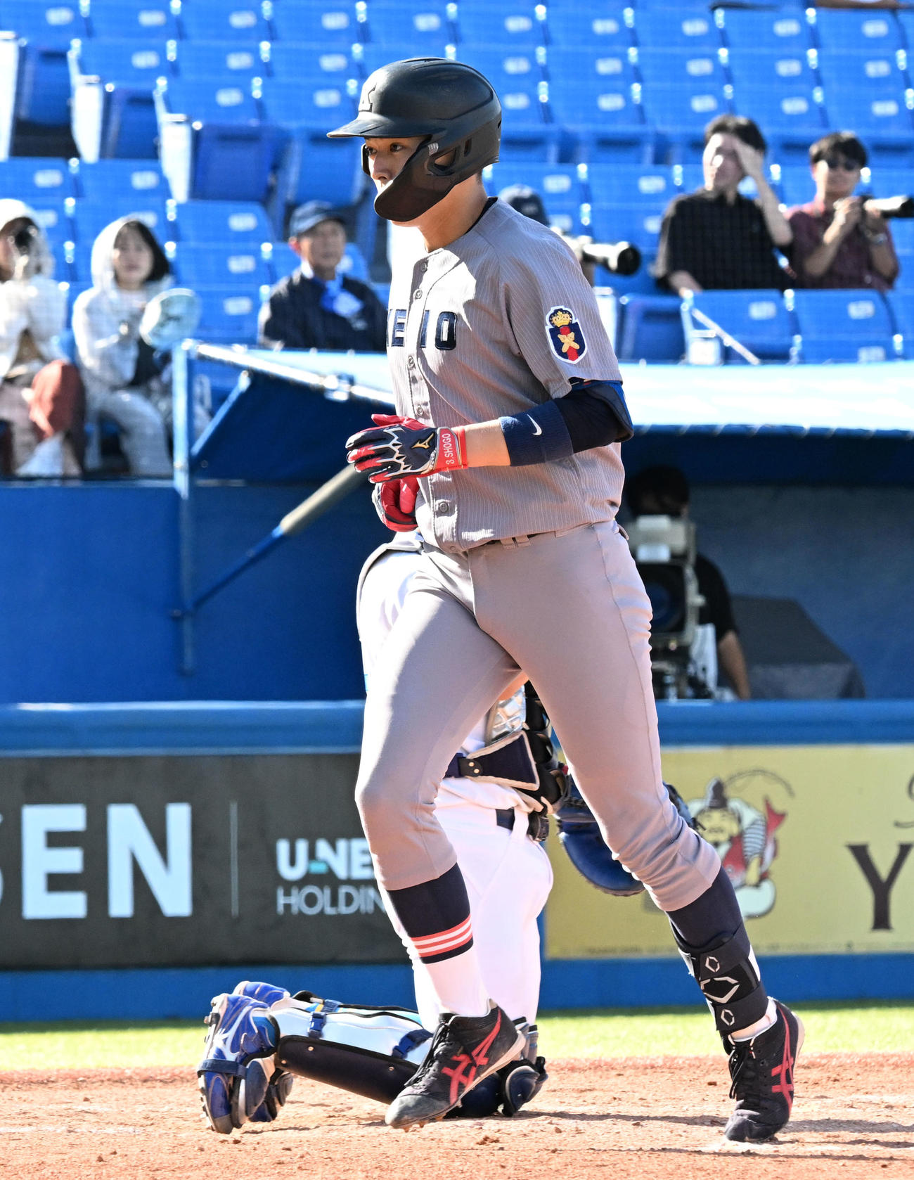 東京6大学野球春季リーグ戦　慶大対東大　4回裏慶応無死、左越えに先制本塁打を放ち本塁を踏む清原（撮影・千葉一成）