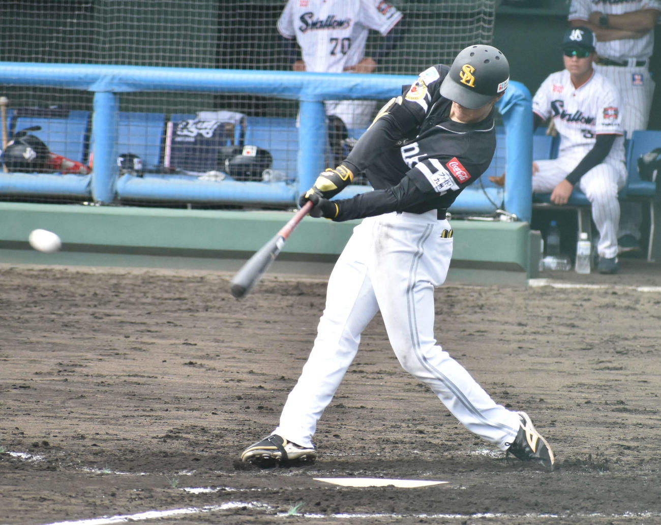 ヤクルト対ソフトバンク　3回1死一塁、右前打を放つソフトバンク柳町（撮影・只松憲）