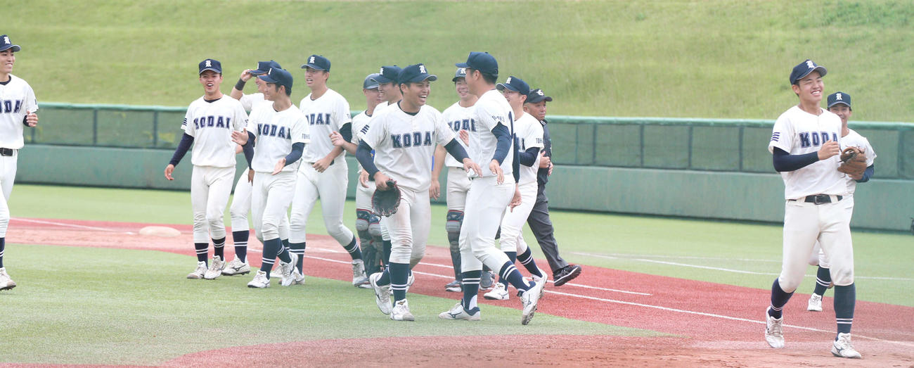 勝利に喜ぶ東北工業大の選手ら＝2024年10月7日