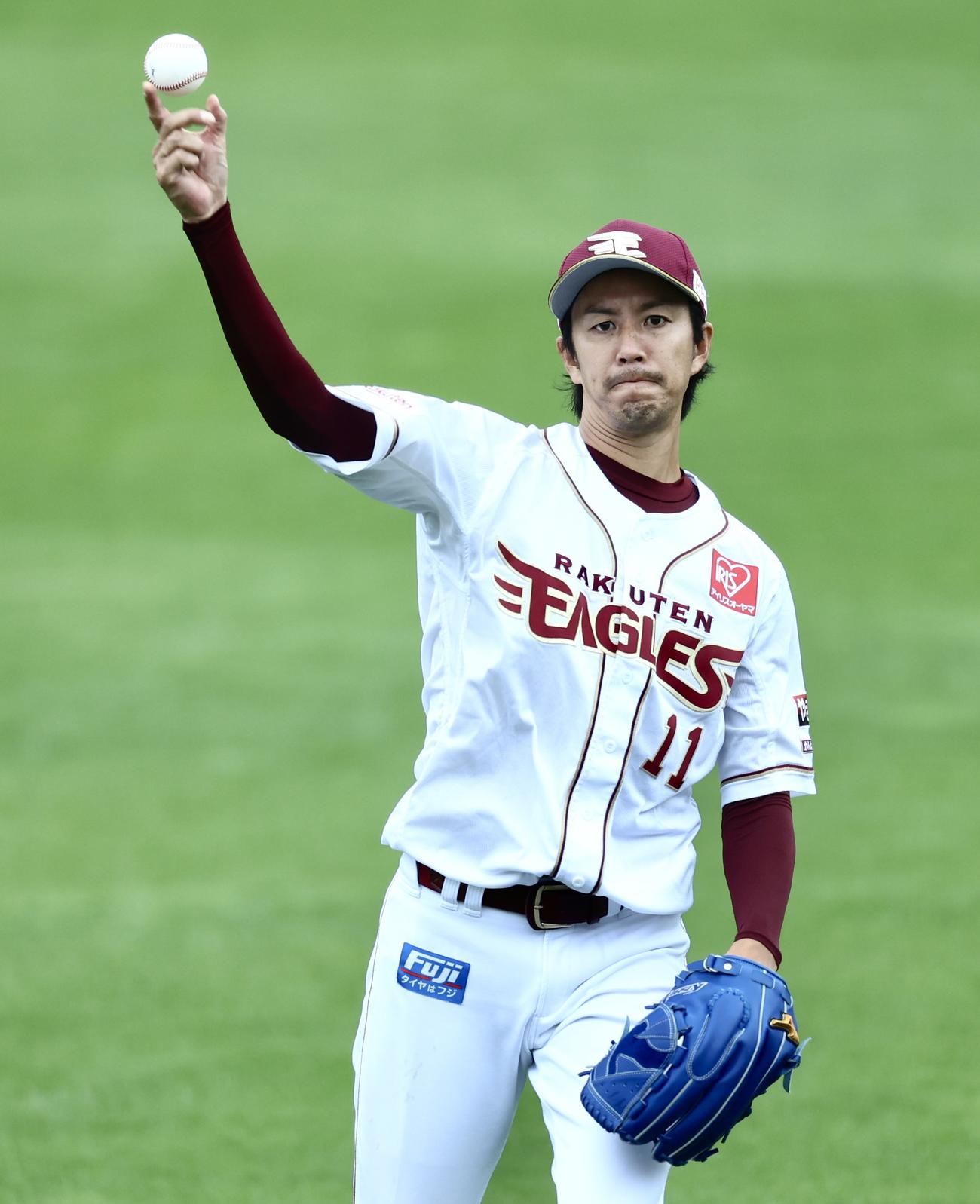 楽天対日本ハム　試合前、キャッチボールする楽天岸（撮影・河田真司）