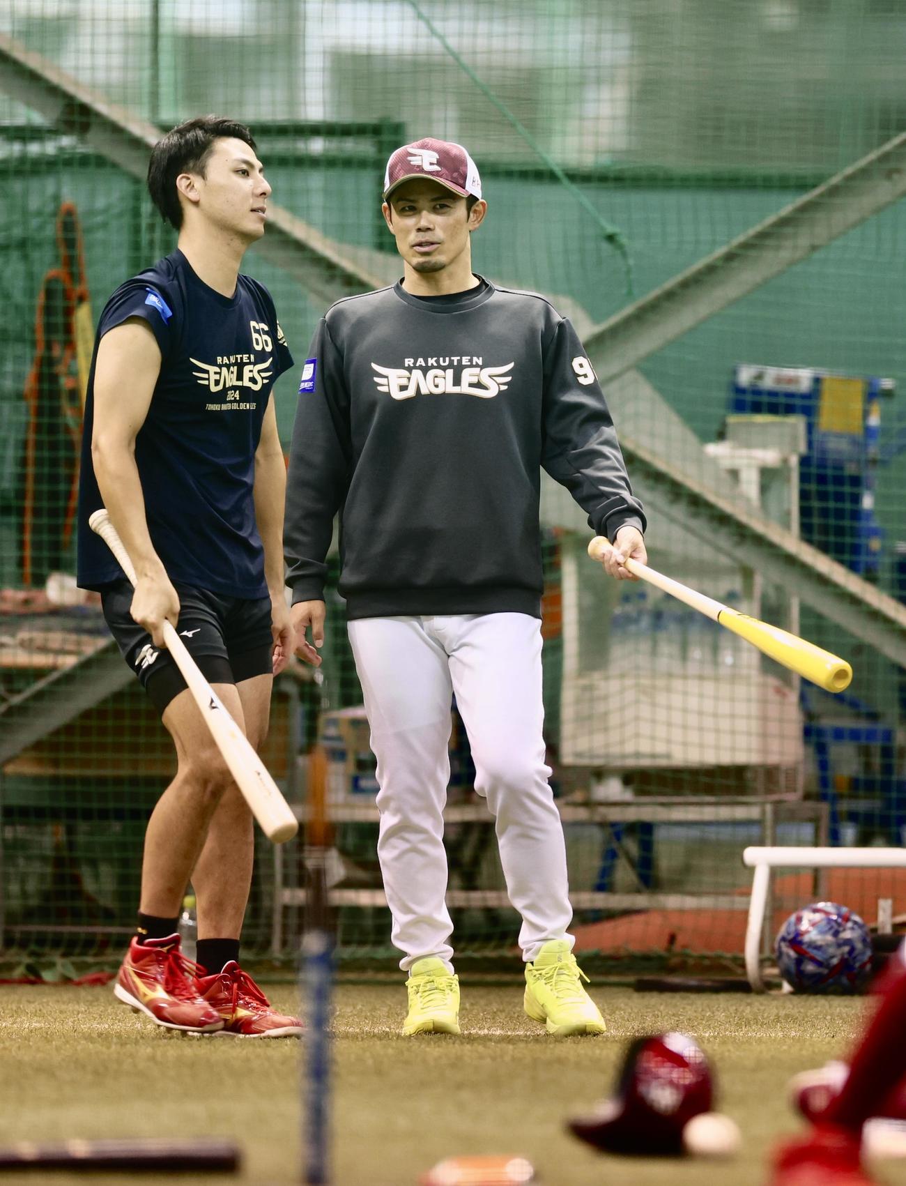 楽天対日本ハム　試合前、村林（左）と言葉を交わす今江監督（撮影・河田真司）