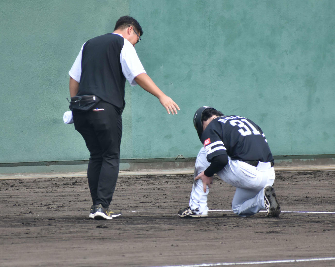 ヤクルト対ソフトバンク　6回表、打球が左足に直撃した三塁走者のソフトバンク正木（撮影・只松憲）