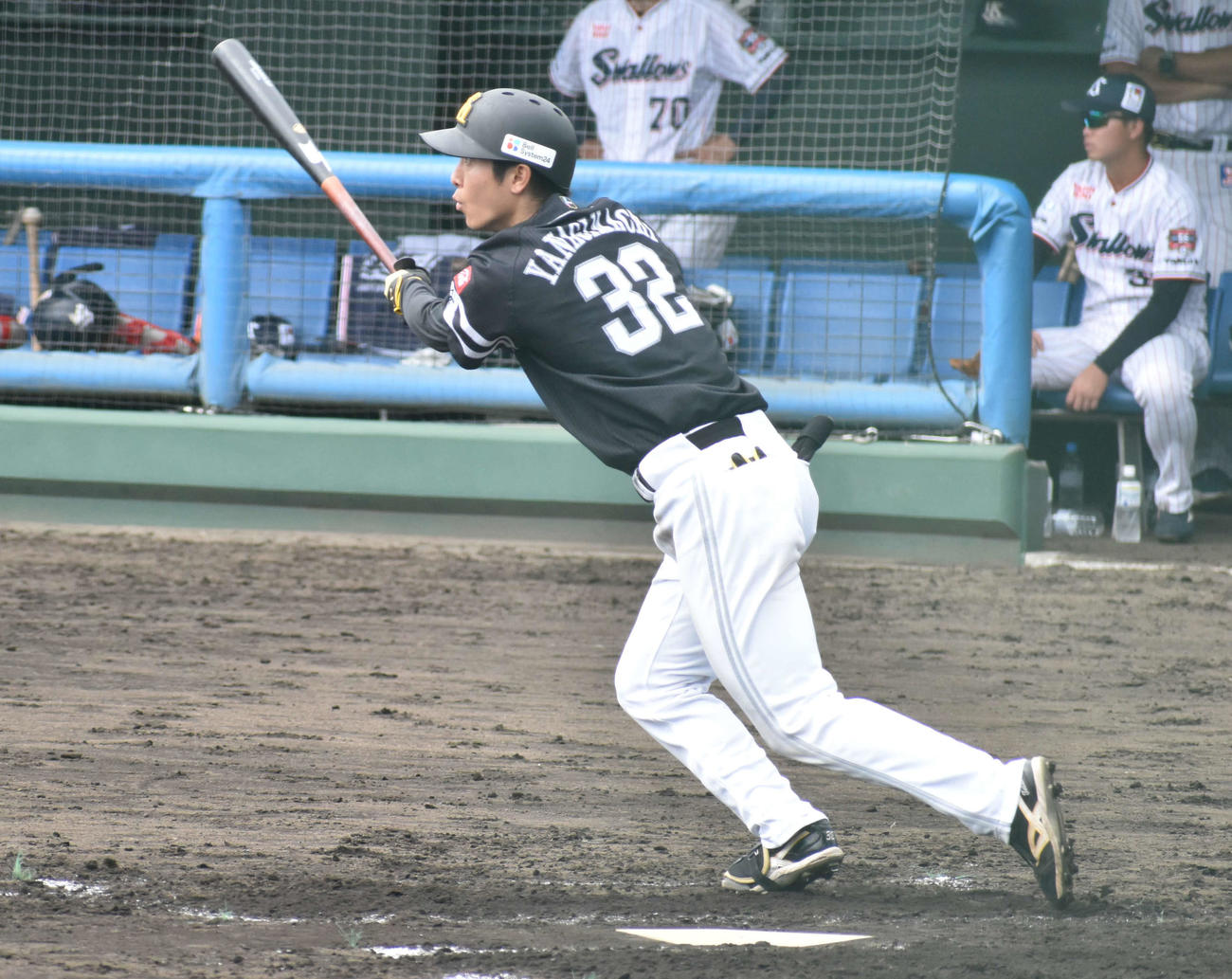 ヤクルト対ソフトバンク　3回1死一塁、右前打を放つソフトバンク柳町（撮影・只松憲）