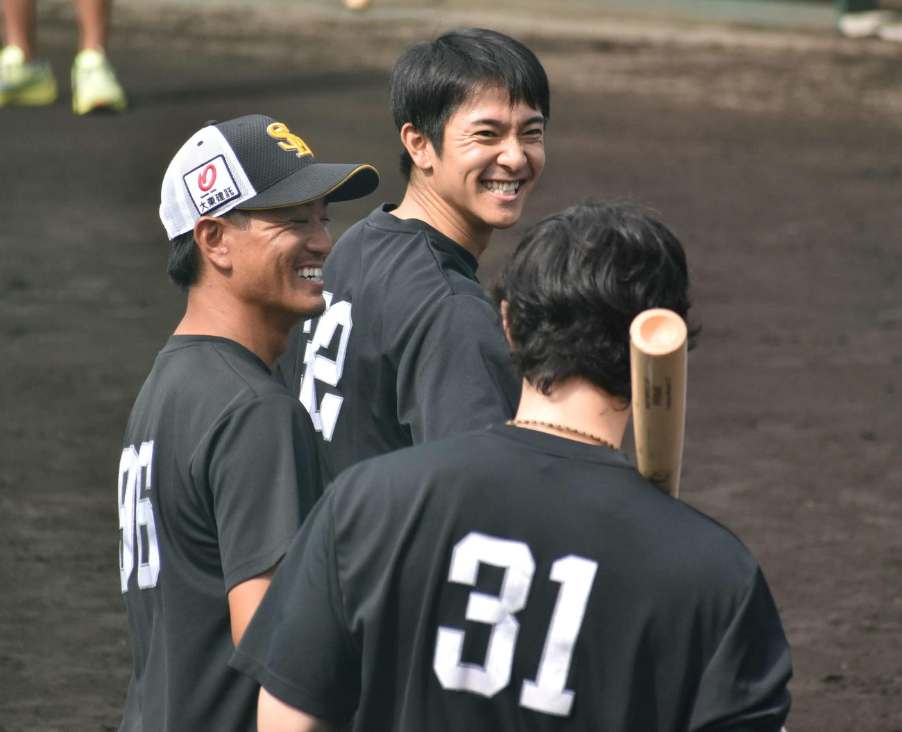 試合前練習で笑顔を見せる柳町。手前は正木（撮影・只松憲）