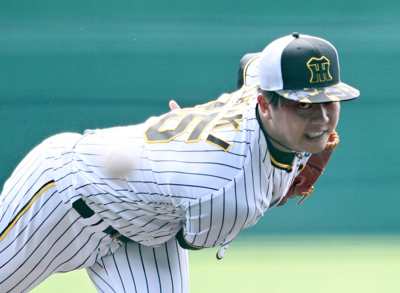 シート打撃で投球する才木（撮影・前岡正明）