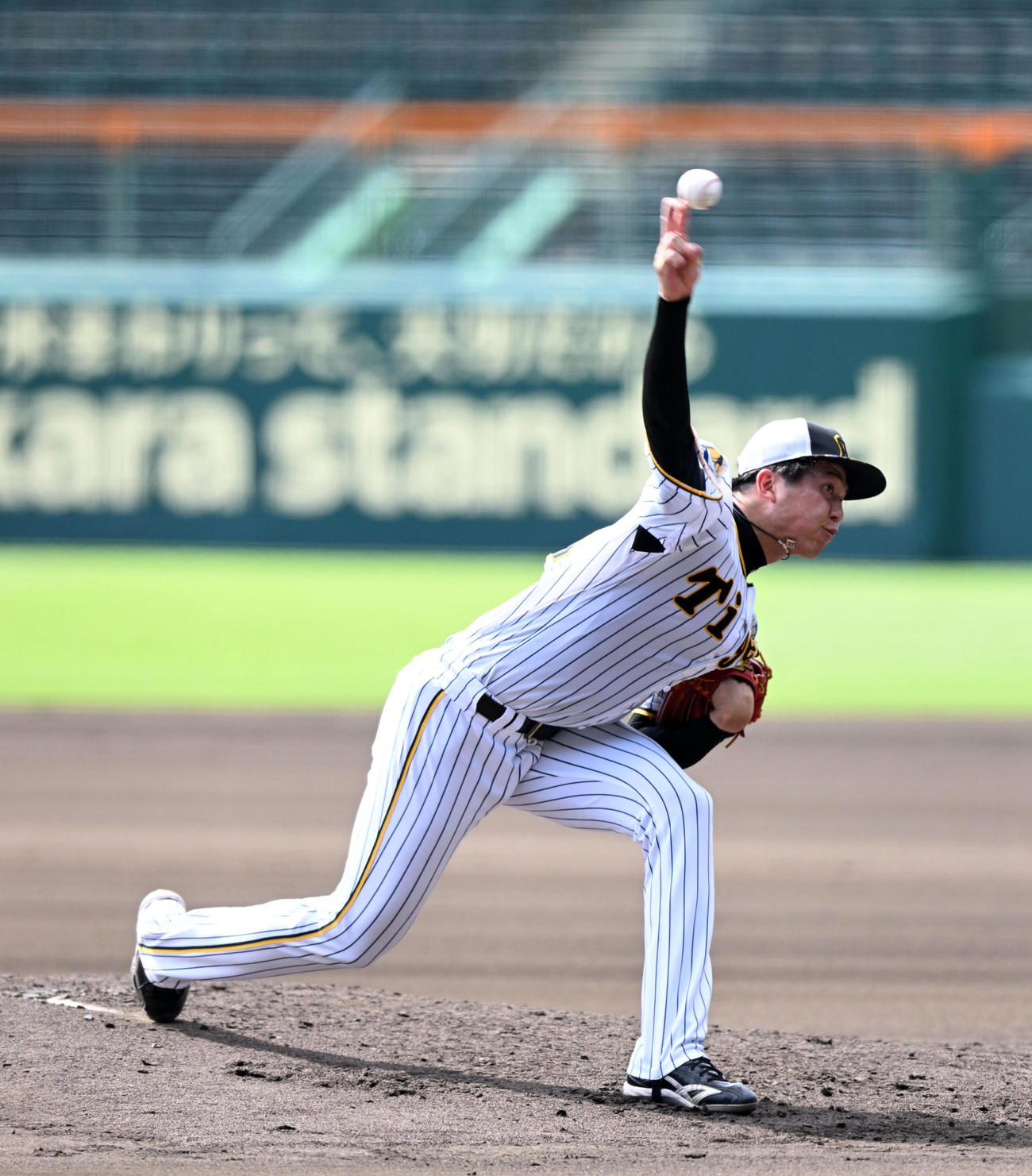 シート打撃で投球する才木（撮影・前岡正明）