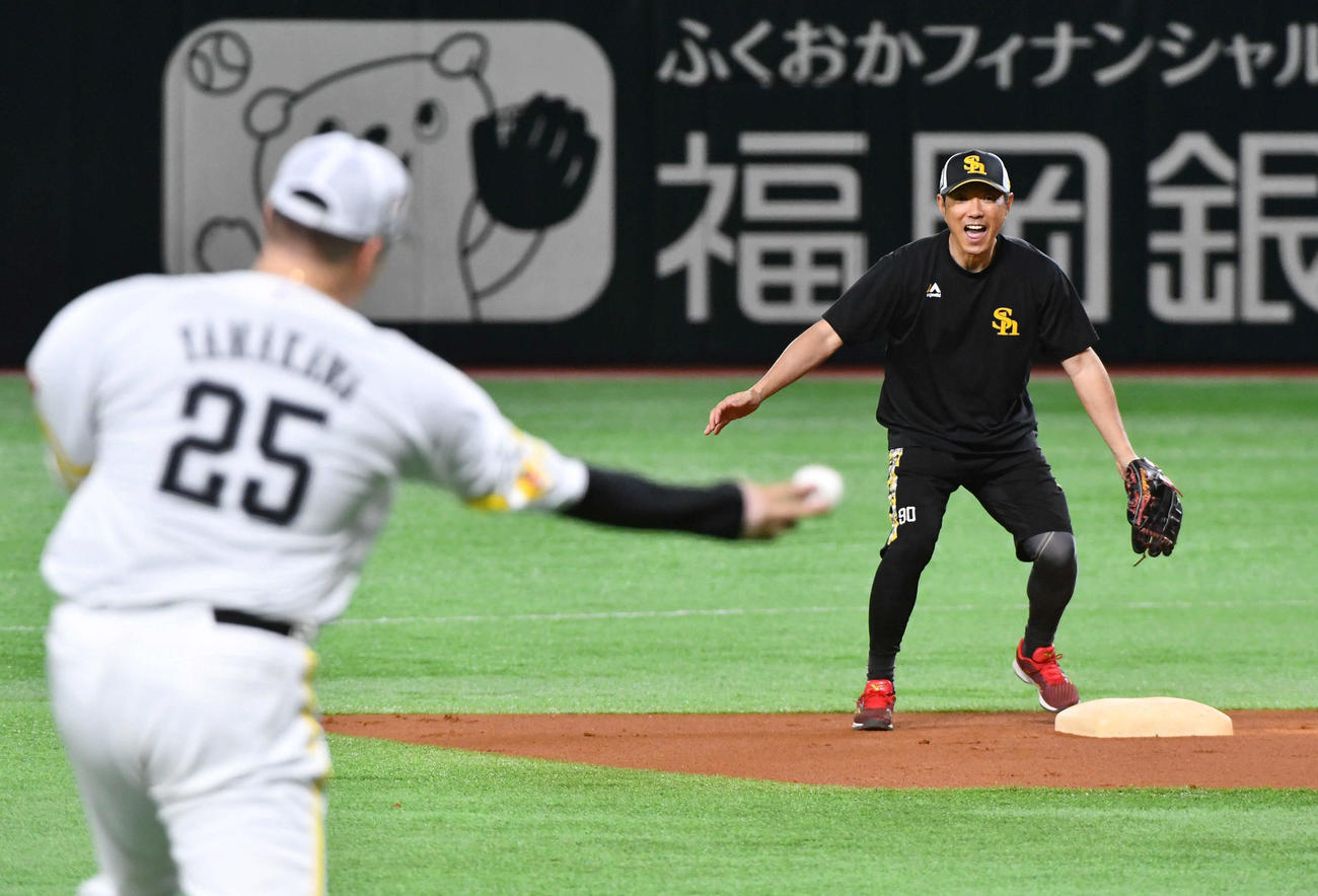 ノックで三塁を守る山川（左）からの送球を二塁で受ける小久保監督（撮影・岩下翔太）
