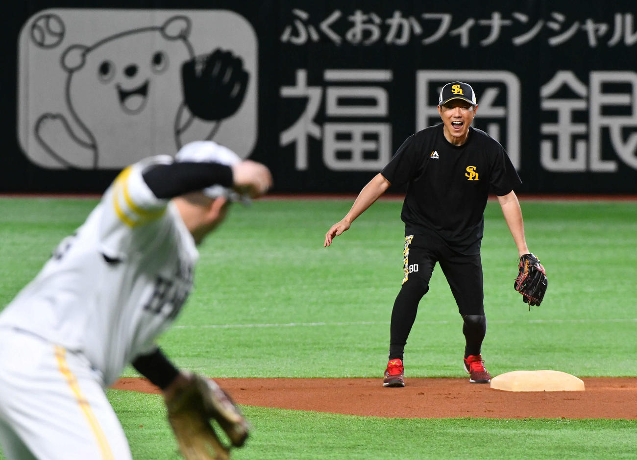 ノックで三塁を守る山川（左）からの送球を二塁で受ける小久保監督（撮影・岩下翔太）