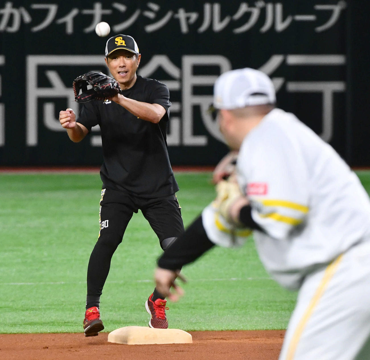 ノックで三塁を守る山川（右）からの送球を二塁で受ける小久保監督（撮影・岩下翔太）