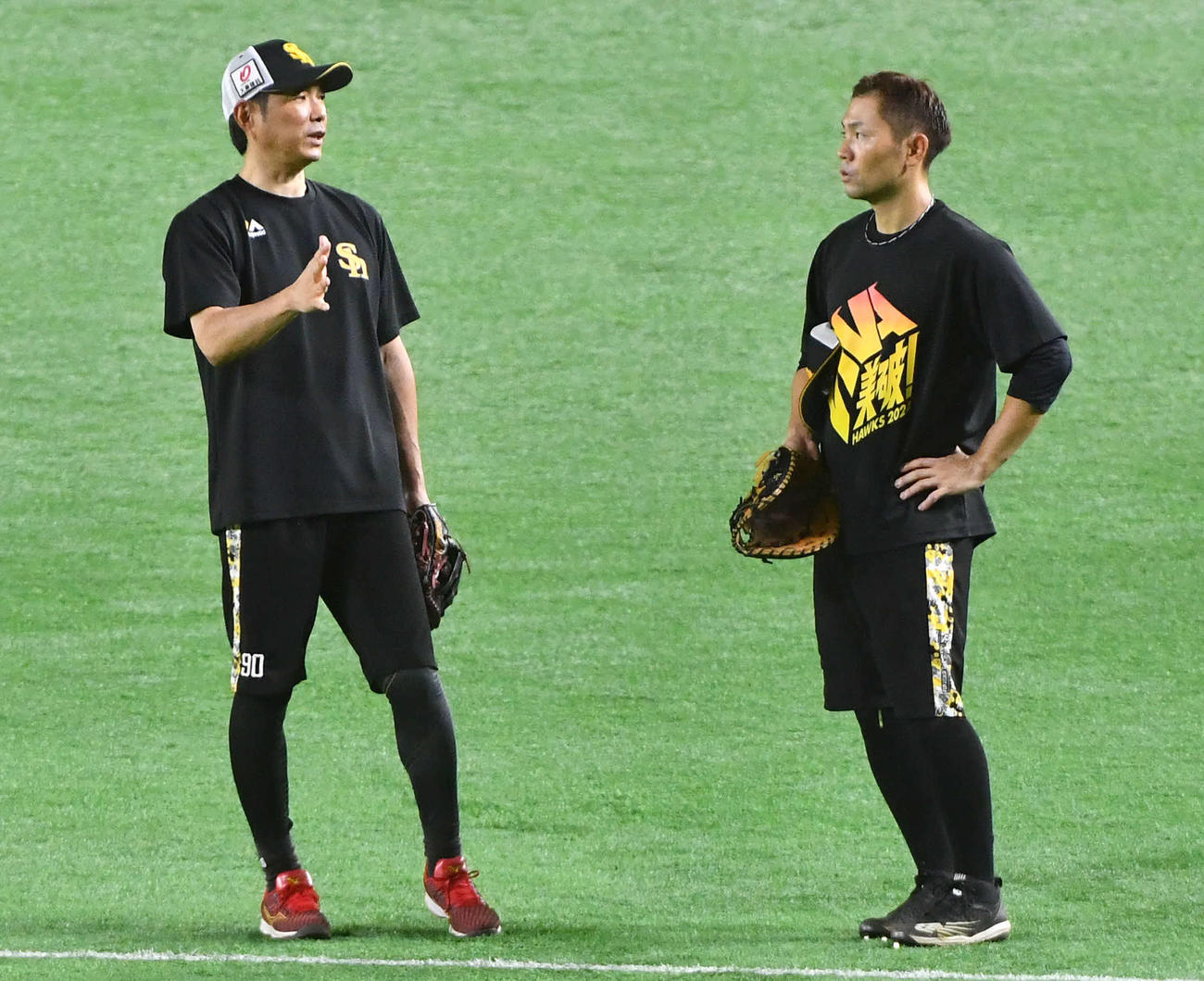 中村晃（右）と話す小久保監督（撮影・岩下翔太）