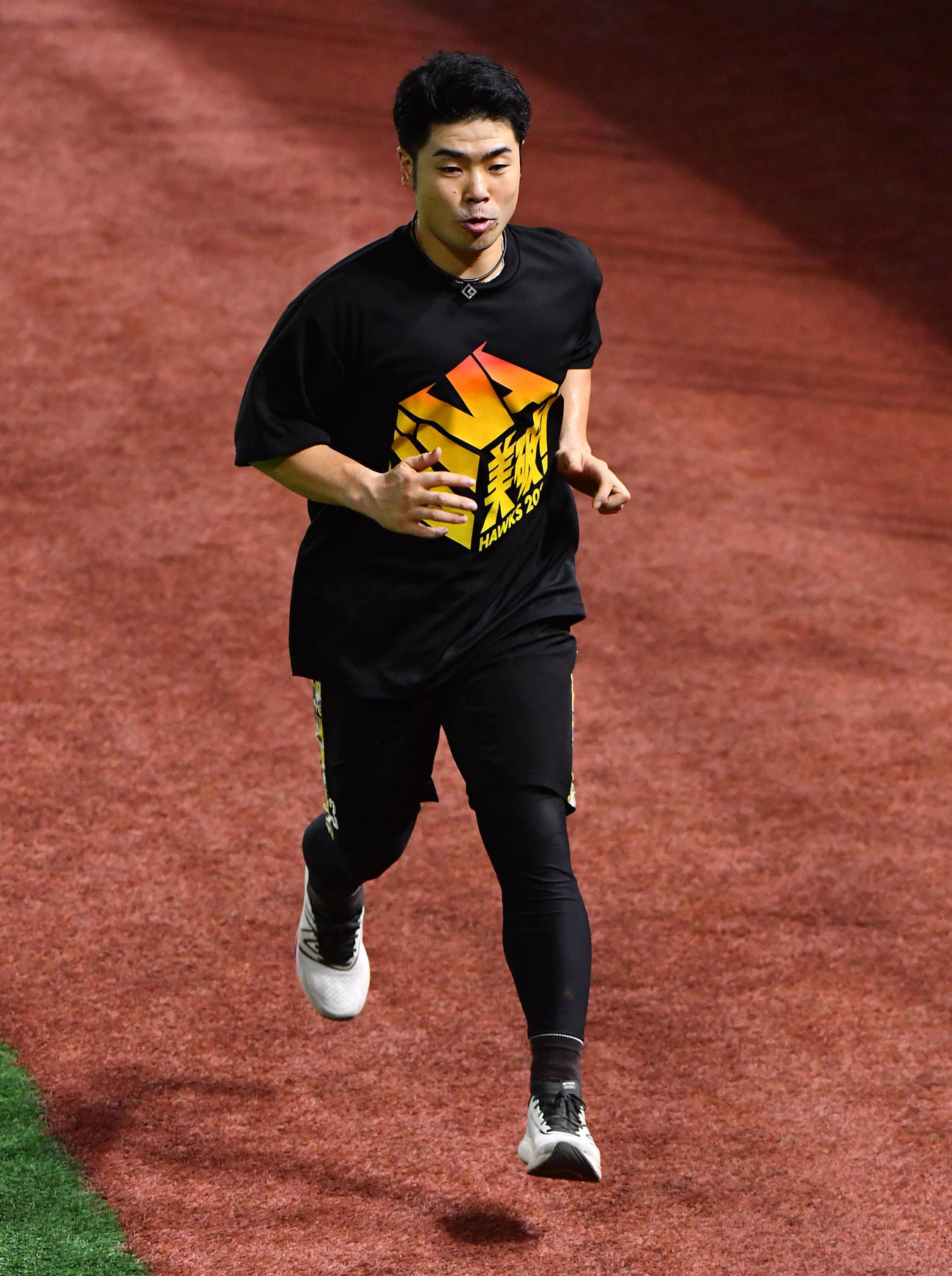 足のリハビリをする近藤（撮影・岩下翔太）
