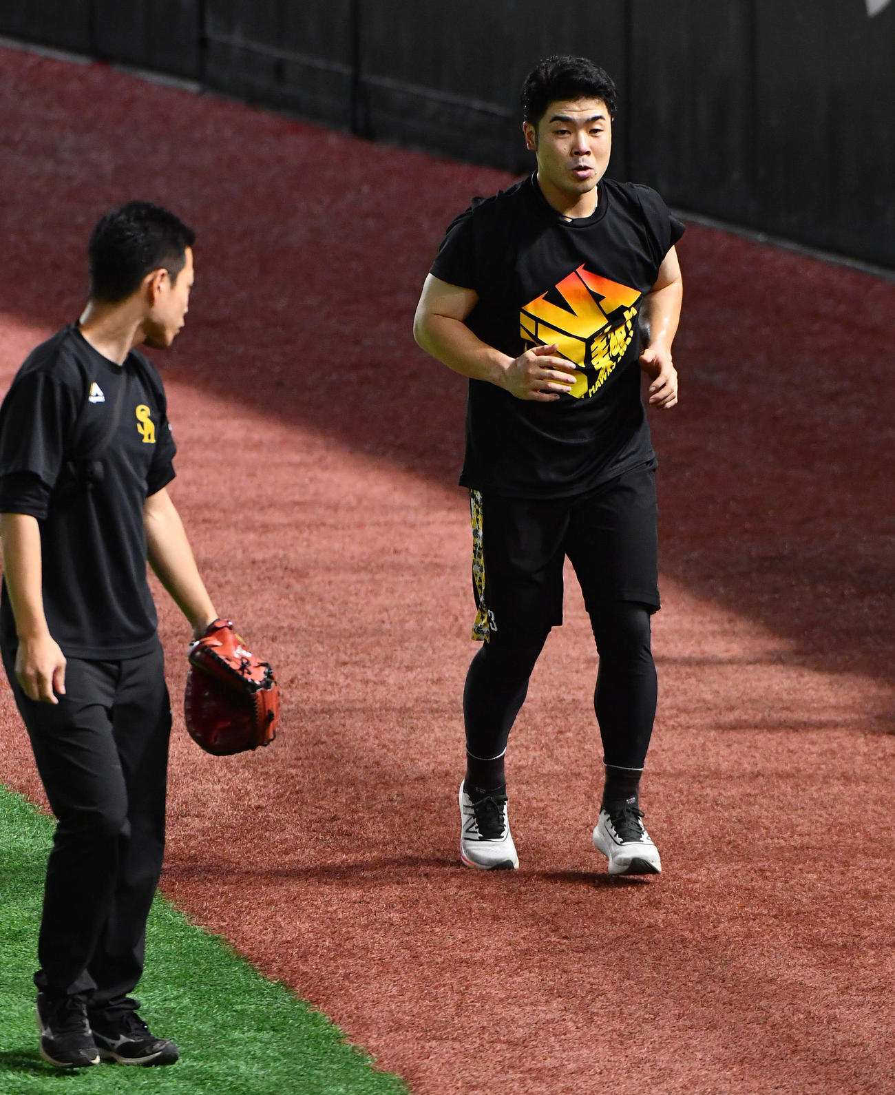 トレーナーと足のリハビリをする近藤（撮影・岩下翔太）