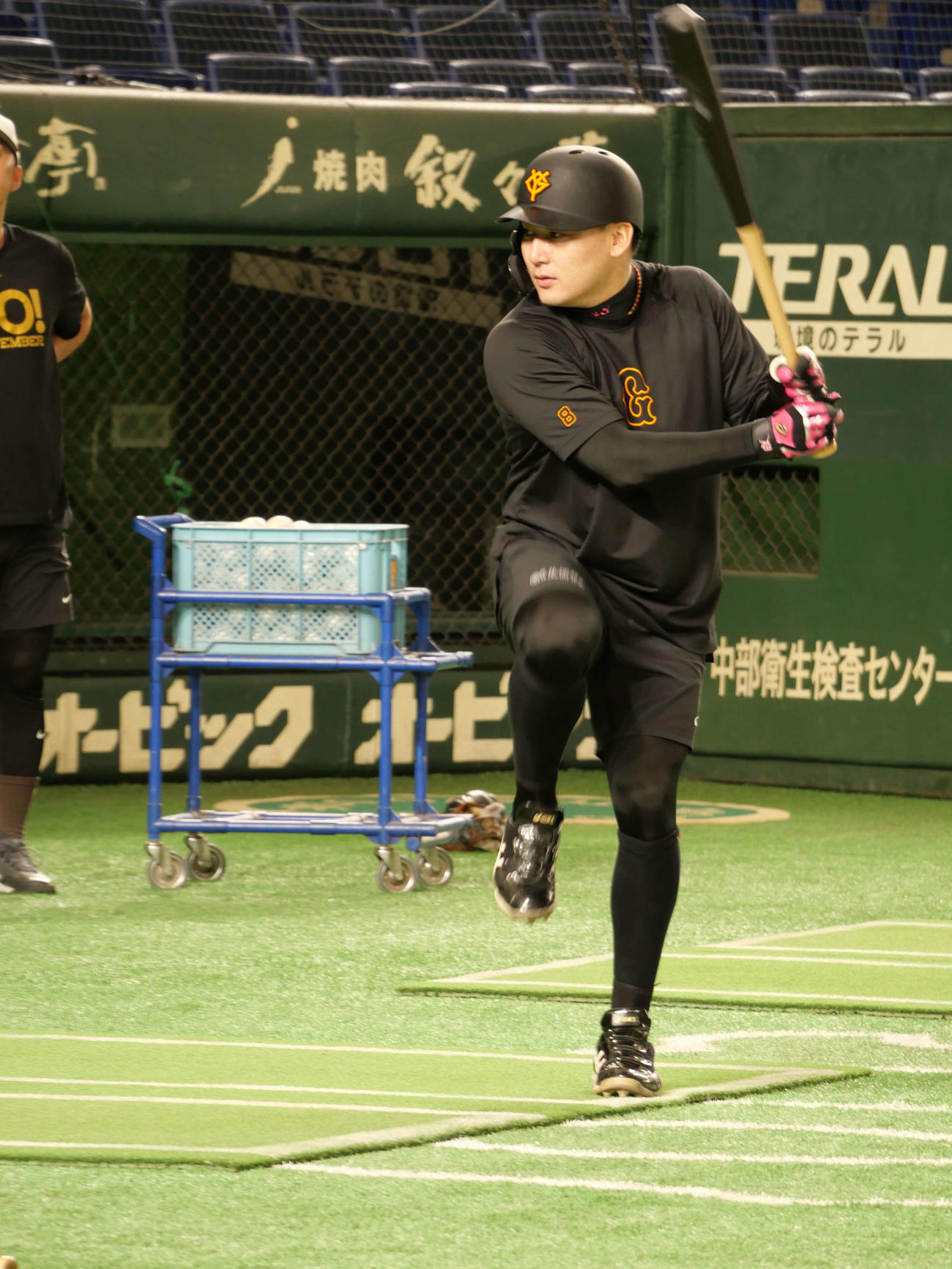 ティー打撃をする巨人丸（撮影・上田悠太）