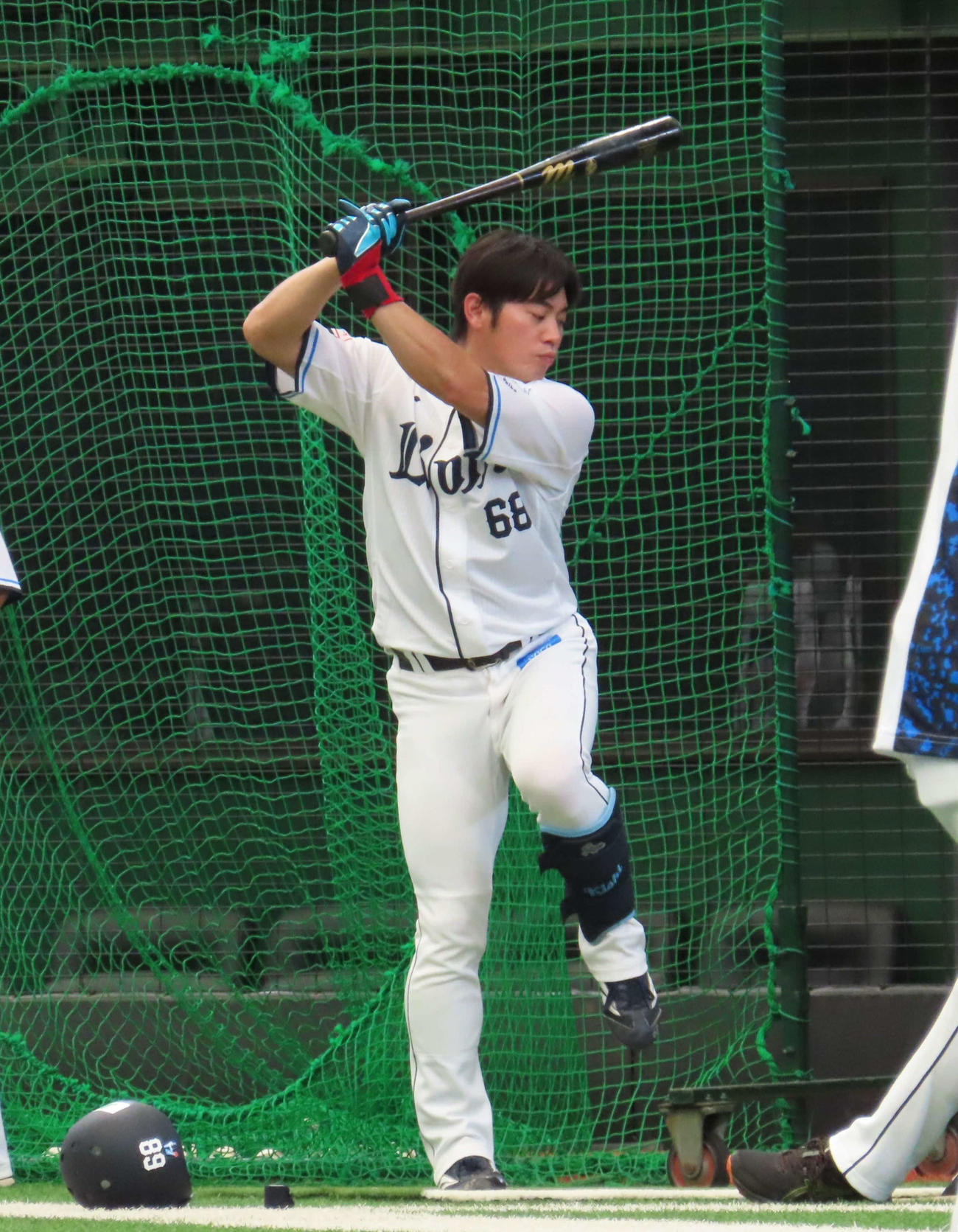 全体練習に参加し、打撃練習を行う西武岸（撮影・水谷京裕）