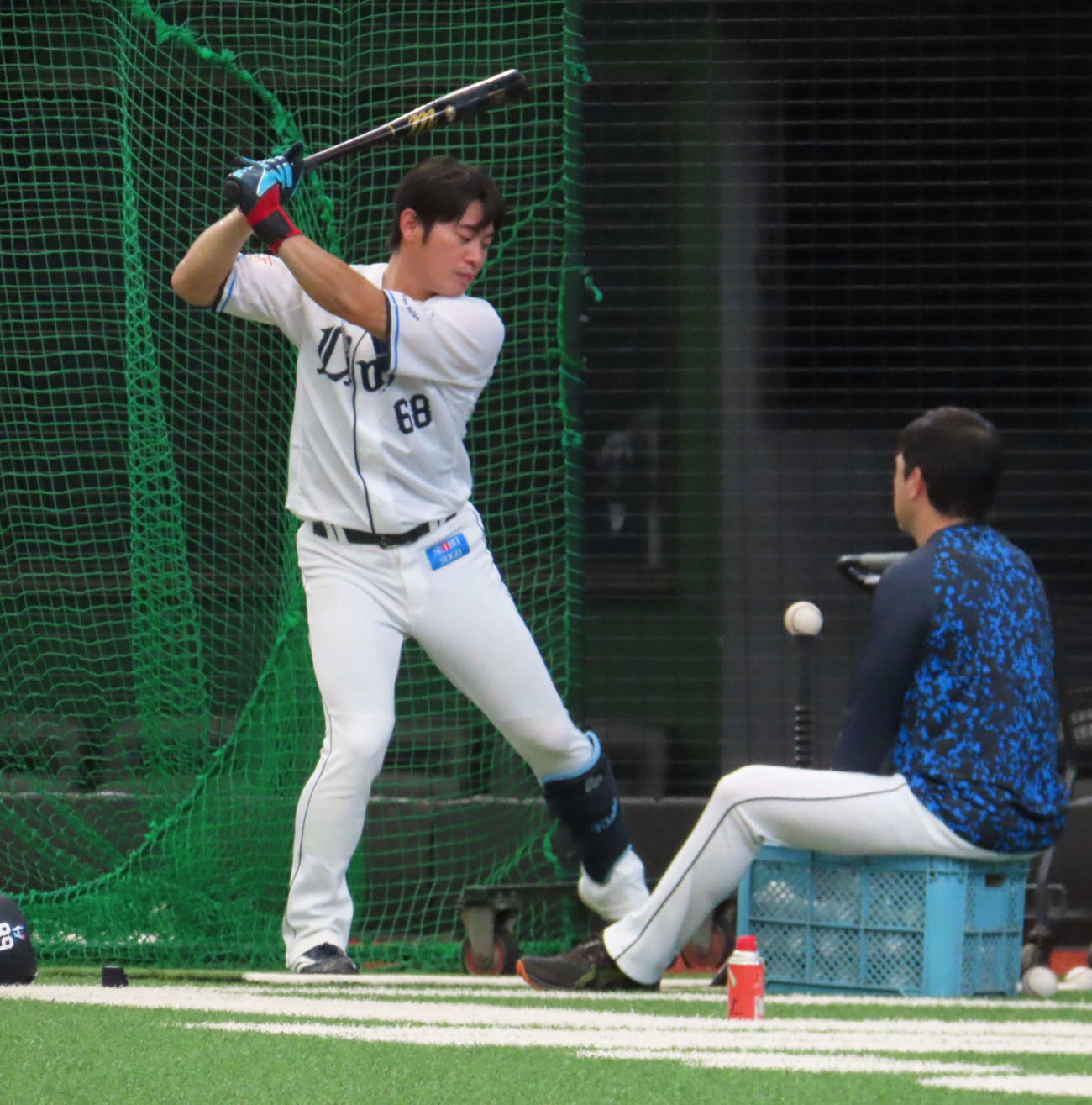 全体練習に参加し、打撃練習を行う西武岸（撮影・水谷京裕）