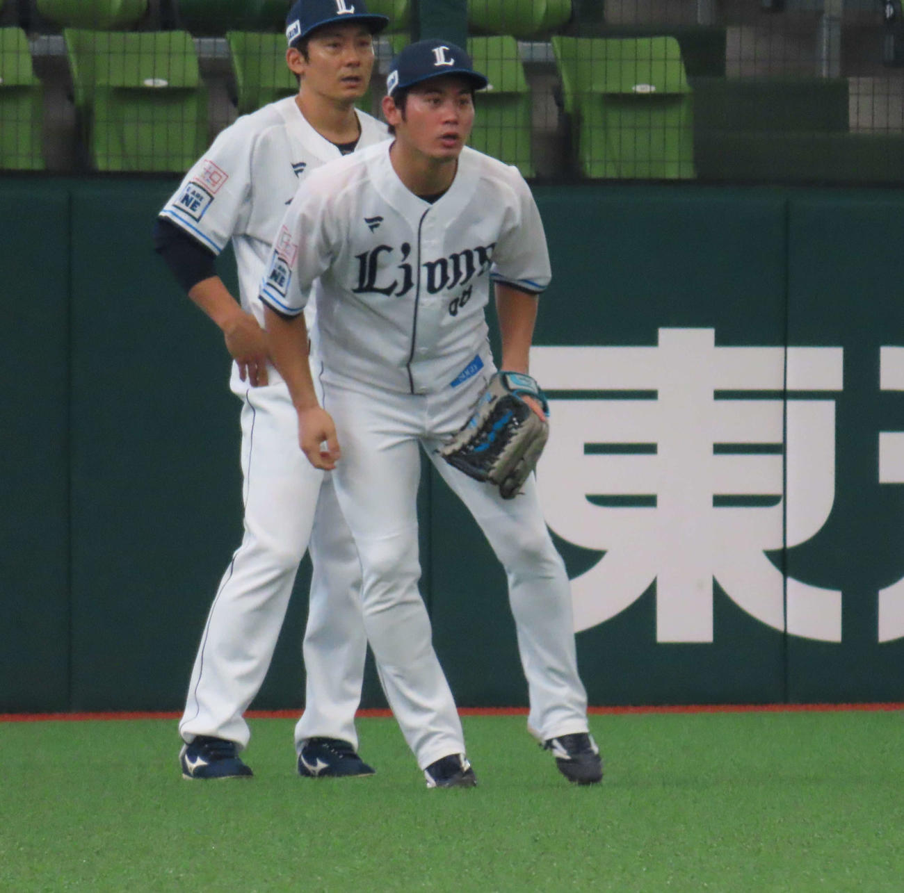 全体練習に参加し、左翼でノックを受ける西武岸（撮影・水谷京裕）