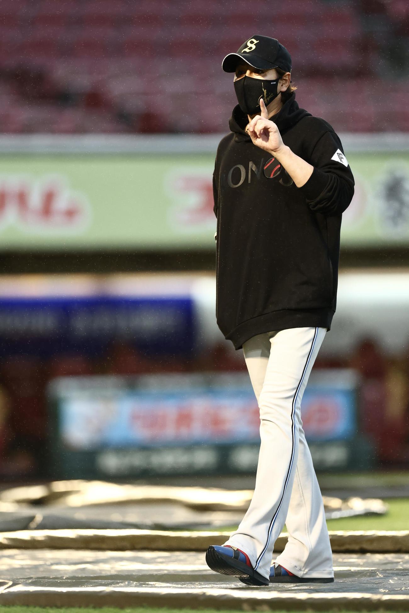 楽天対日本ハム　試合前、グラウンドの様子を確かめる日本ハム新庄監督（撮影・河田真司）