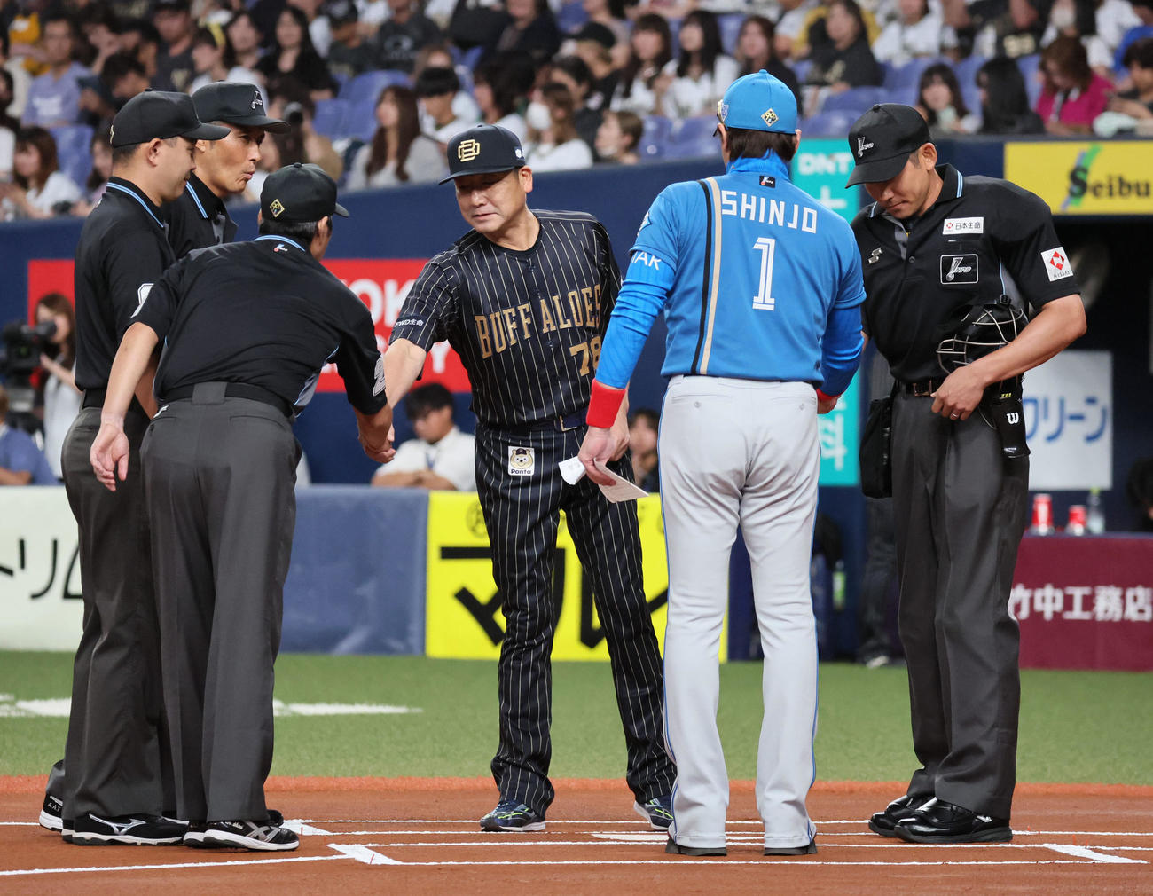 オリックス対日本ハム　メンバー確認を行ったオリックス中嶋監督（左）は日本ハム新庄監督に呼び止められ何やら話す（2024年9月22日撮影）