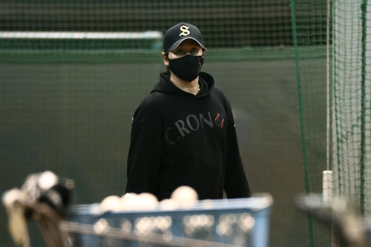 楽天対日本ハム　試合前、室内練習を見守る日本ハム新庄監督（左）（撮影・河田真司）