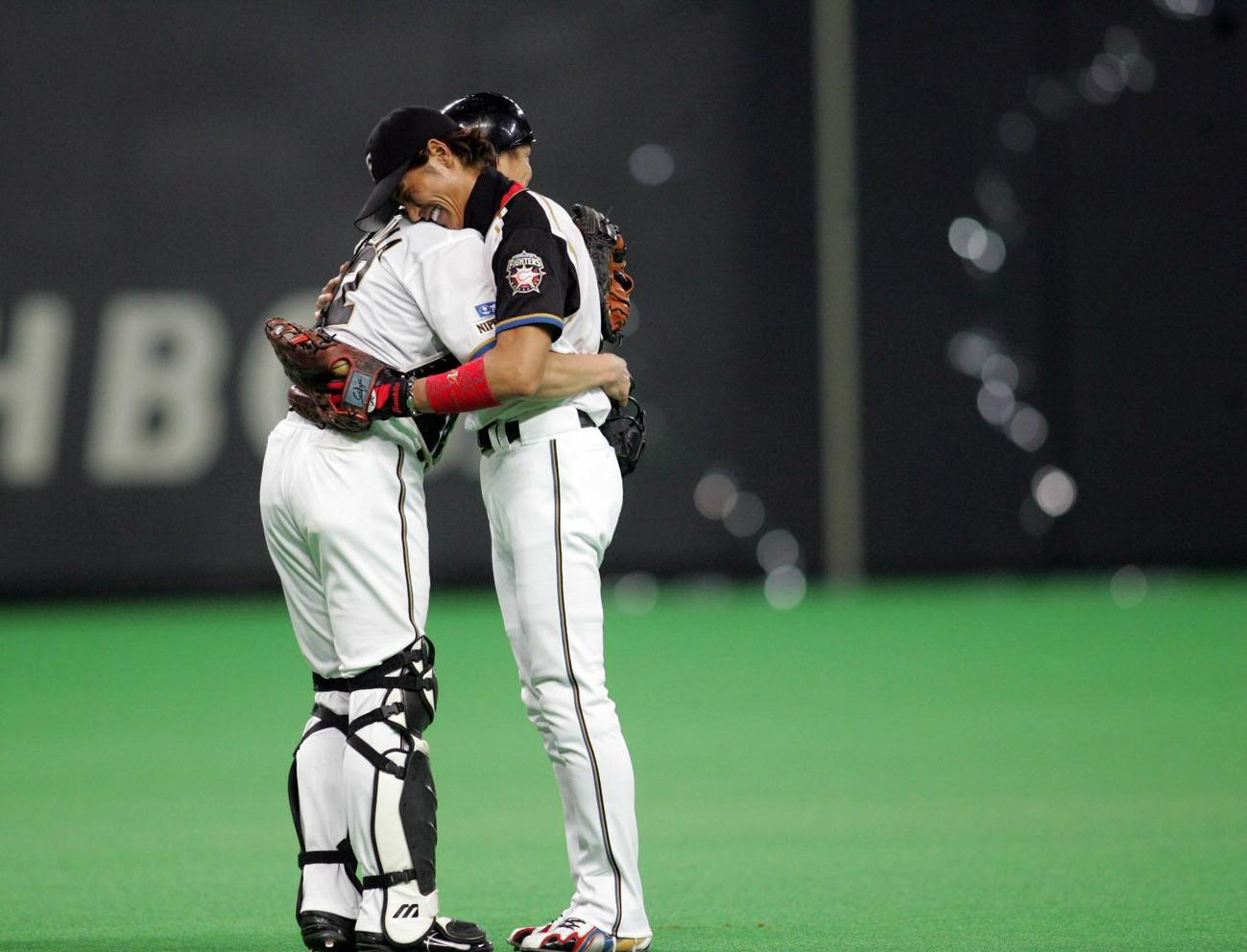 日本ハム対ソフトバンク20回戦　シーズン1位通過を決めた日本ハム。SHINJOは中嶋聡と抱き合って喜ぶ（2006年9月27日撮影）