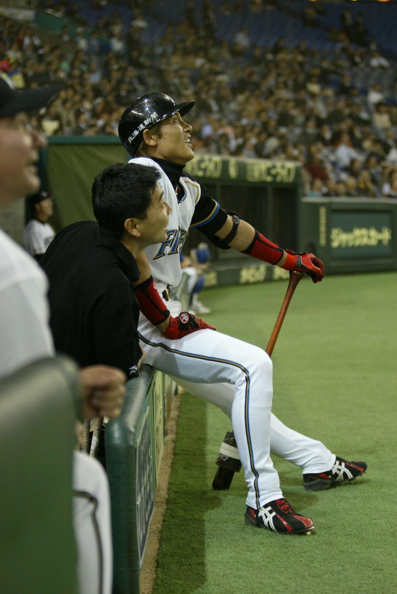 日本ハム楽天　前打者中嶋の打球が直撃しベンチ前で痛がる新庄（2005年4月15日撮影）