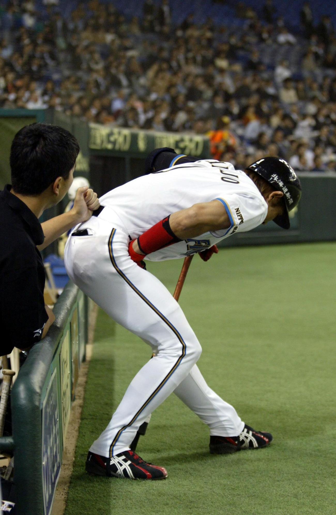 日本ハム楽天　前打者中嶋の打球が直撃しベンチ前で痛がる新庄（2005年4月15日撮影）