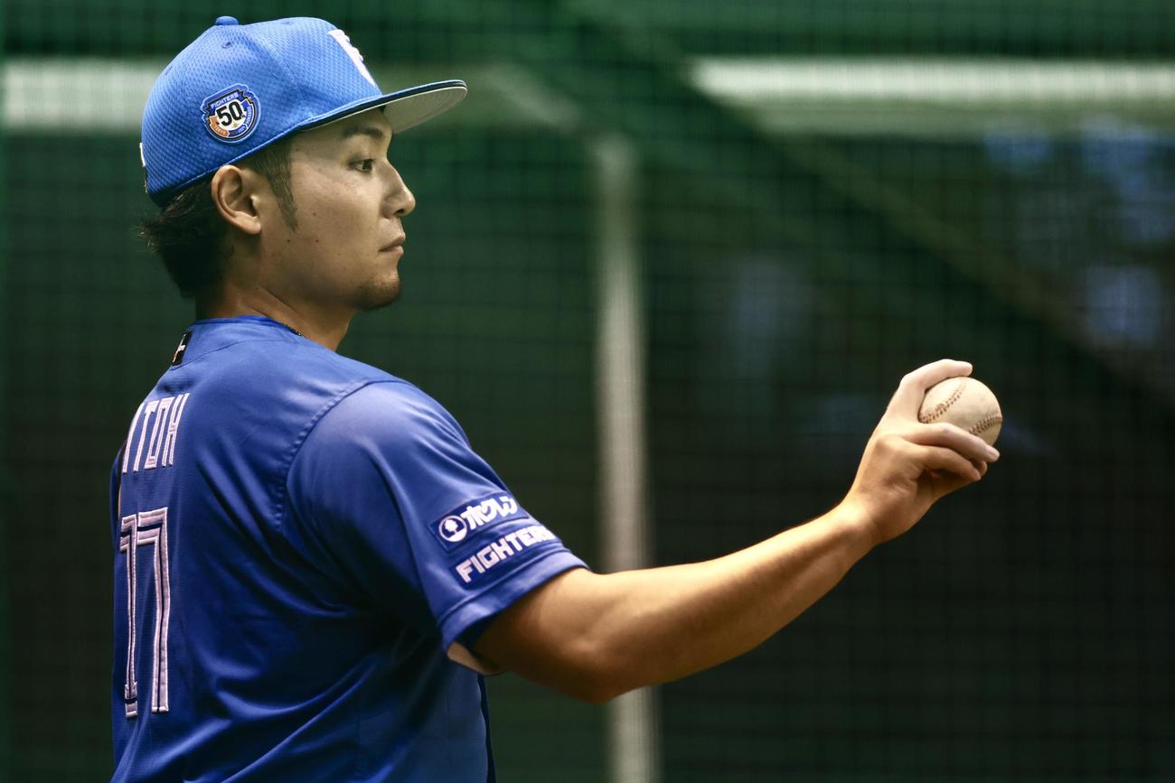 楽天対日本ハム　試合前、室内で投球練習する日本ハム伊藤（撮影・河田真司）