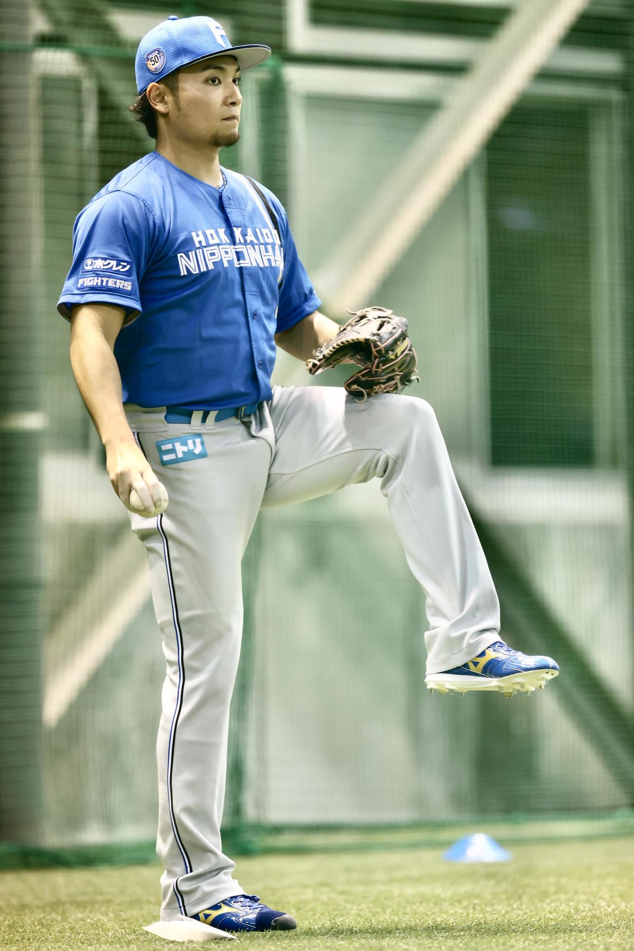 楽天対日本ハム　試合前、室内で投球練習する日本ハム伊藤（撮影・河田真司）