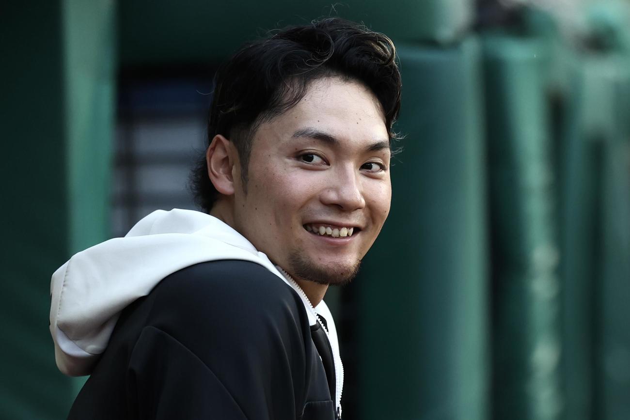 楽天対日本ハム　試合前、グラウンドの様子を見る日本ハム伊藤（撮影・河田真司）