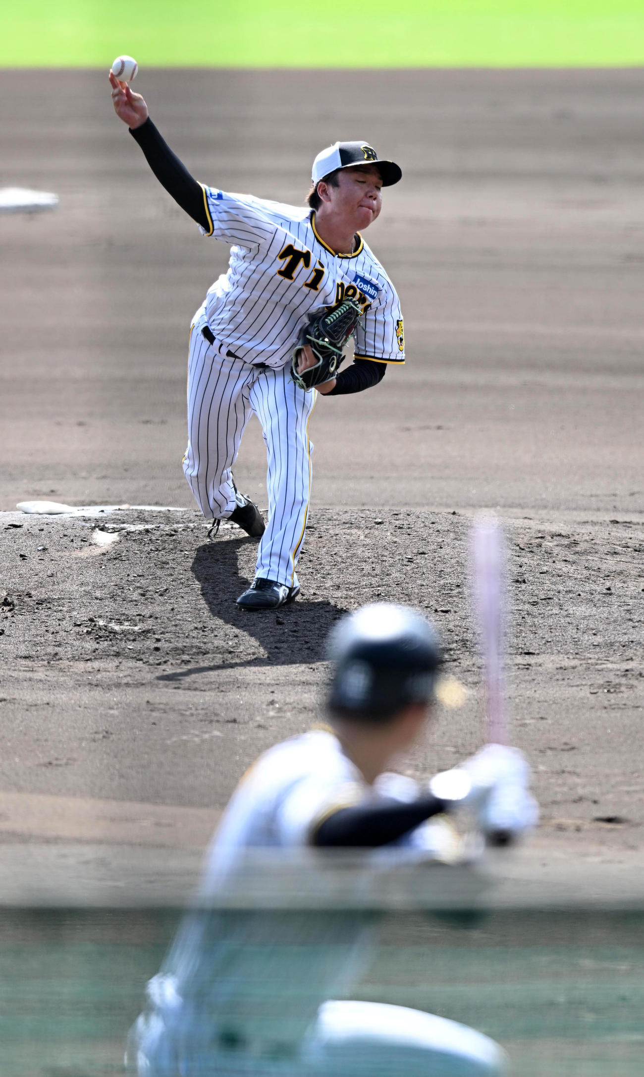 シート打撃で坂本に投球する村上（撮影・前岡正明）